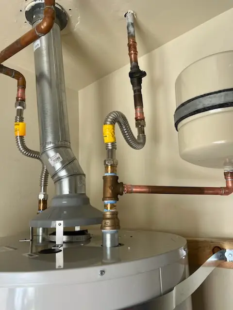 Water heater installation and plumbing repair in Caballito del Mar